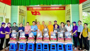 Đoàn từ thiện Ni giới hệ phái Khất sĩ trao quà đến bà con bị ảnh hưởng bởi lốc xoáy tại xã Ba Sao