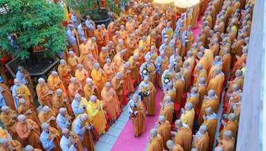 Chư hành giả trường hạ Ni viện Thiện Hòa cung đón chư tôn giáo phẩm Ni Phân ban Ni giới T.Ư