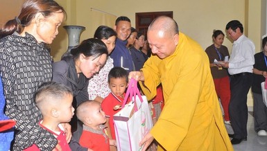 Hòa thượng Thích Gia Quang trao quà cho học sinh tại tỉnh Tuyên Quang