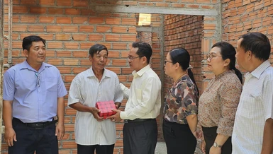 Ông Phạm Minh Tuấn trao quà đến các hộ bị ảnh hưởng giông lốc - Ảnh: MTTP