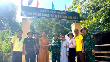 Đoàn trao hỗ trợ tại Trạm Kiểm soát Biên phòng Khe Bén 