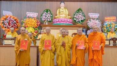 Trưởng lão Hòa thượng Thích Thiện Pháp trao quyết định đến chư tôn đức Ban Thường trực Ban Trị sự tỉnh
