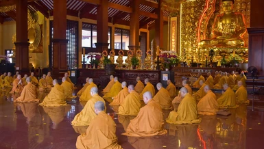 Lễ Bố-tát tại chánh điện Việt Nam Quốc Tự - Ảnh: Quảng Đạo/BGN