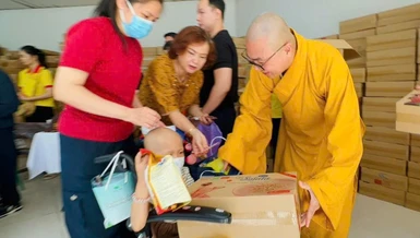 Đại đức Thích Minh Phú trao quà đến bệnh nhi tại Bệnh viện Ung Bướu TP.HCM - cơ sở 2