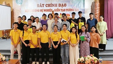 Ban Tổ chức và khách mời chụp ảnh lưu niệm nhân buổi giao lưu