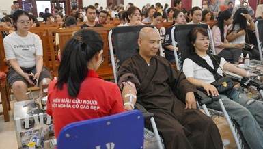 Nhiều vị Tăng, Ni tham gia hiến máu tại chương trình
