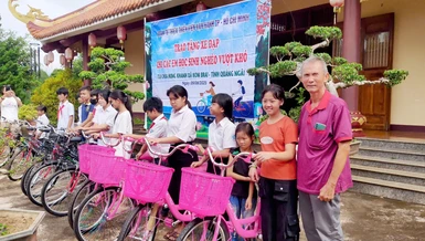 Đoàn tặng 10 chiếc xe đạp cho các em học sinh giỏi Trường Phổ thông dân tộc bán trú - Trung học Cơ sở Kon Braih