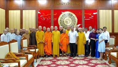 Phái đoàn Ban Trị sự tỉnh và lãnh đạo Tỉnh ủy, các cơ quan chụp ảnh lưu niệm