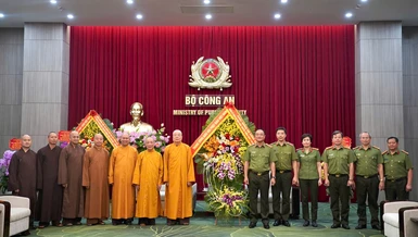 Chư tôn đức Trung ương GHPGVN tặng hoa chúc mừng Ngày truyền thống Lực lượng Công an Nhân dân, tại Bộ Công An