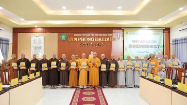 Thượng tọa Thích Tĩnh Triệt trao quyết định đến chư tôn đức Đại diện Phật giáo Khu vực V