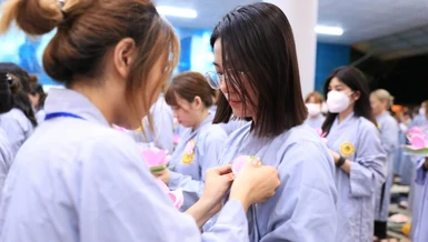 Phật tử cài hoa hồng vào dịp Đại lễ Vu lan - Báo hiếu theo truyền thống Phật giáo - Ảnh: Nhật Thịnh