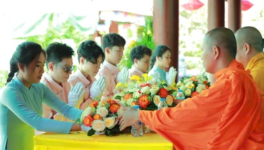 Phật tử dâng hoa cúng dường chư tôn đức tại Khóa tu tuổi trẻ lần 4 với chủ đề "Yêu thương tiếp nối"