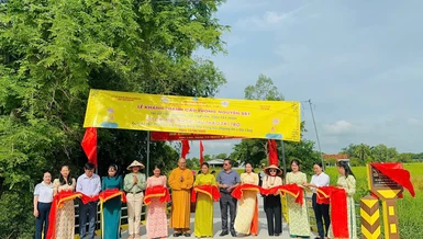 Đại đức Thích Minh Phú, trụ trì chùa Tường Nguyên cắt băng khánh thành cầu Tường Nguyên 551 tại xã Tân Lân, tỉnh Tây Ninh