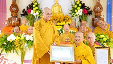 Thượng tọa Thích Bình Tâm, Phó Trưởng ban Thường trực Ban Trị sự TP.Cần Thơ trao quyết định đến Đại đức Thích Quang Dụng