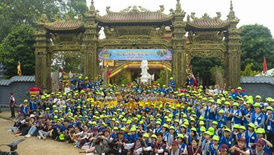 Chư tôn đức chứng minh và trại sinh chụp hình lưu niệm