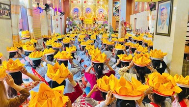 Phật tử dâng cúng pháp y nhân mùa Vu lan - Báo hiếu Phật lịch 2569