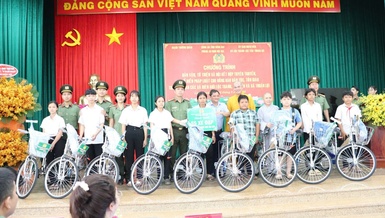 Trao xe đạp đến các em học sinh tại chương trình
