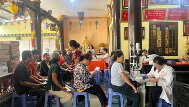 Bà con địa phương về chùa khám mắt miễn phí