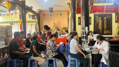 Bà con địa phương về chùa khám mắt miễn phí