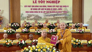 Thượng tọa Thích Phước Chí trao Bằng tốt nghiệp đến Tăng sinh 