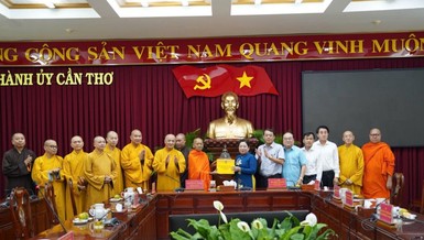 Chư tôn đức Giáo hội thăm và chúc mừng Thành ủy TP.Cần Thơ sau sáp nhập