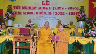 Hòa thượng Thích Huệ Tâm, Hiệu trưởng Trường Trung cấp Phật học Tây Ninh trao Bằng tốt nghiệp đến Tăng sinh