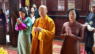 Trưởng lão Hòa thượng Thích Thanh Nhã, bà Nguyễn Thị Minh Nguyệt cùng Hoàng hậu Bhutan Jetsun Pema Wangchuck dâng hương Tam bảo