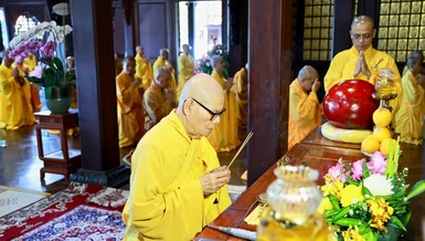 Hòa thượng Thích Châu Quang niêm hương bạch Phật tại chánh điện chùa Sắc tứ Khải Đoan