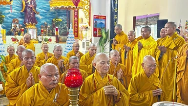 Chư tôn đức niêm hương Tam bảo tại Giác linh đường Hòa thượng Thích Huệ Tâm