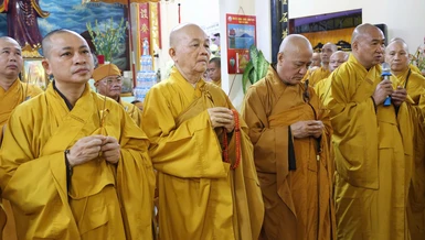 Chư tôn đức Trung ương GHPGVN dâng hương tưởng niệm Hòa thượng Thích Huệ Tâm