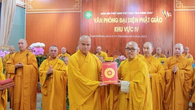 Thượng tọa Thích Tĩnh Triệt trao quyết định đến Đại đức Thích Phước Huệ