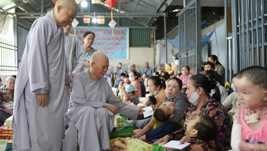 Ni trưởng Thích nữ Như Minh thăm hỏi và trao quà cho trẻ em khuyết tật nhân mùa Vu lan