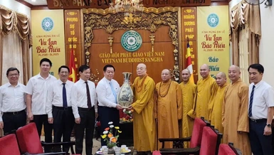Ông Nguyễn Trọng Nghĩa thăm, chúc mừng chư tôn đức Trung ương GHPGVN