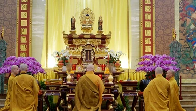 Hòa thượng Thích Lệ Trang niêm hương tham lễ chư Phật - Ảnh: HD/BGN