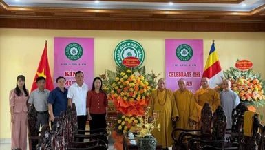 Lãnh đạo địa phương trao tặng lẵng hoa chúc mừng chư Tăng, Ni tại Lễ tạ pháp khóa An cư kiết hạ