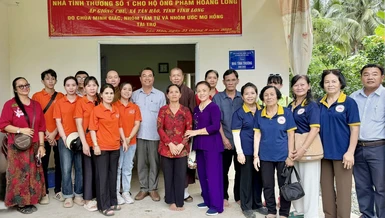 Đoàn bàn giao nhà mới đến gia đình ông Phạm Hoàng Long tại ấp Giồng Chủ, xã Tân Hào