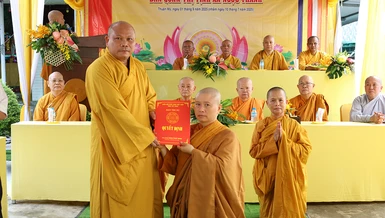 Đại đức Thích Thiện Thức trao quyết định bổ nhiệm trụ trì tịnh xá Ngọc Thanh