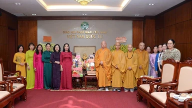 Lãnh đạo Hội Liên hiệp Phụ nữ TP.HCM và P.Hòa Hưng chúc mừng Vu lan đến chư tôn đức Ban Trị sự TP.HCM