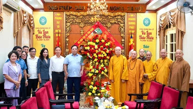 Thứ trưởng Bộ Dân tộc và Tôn giáo cùng lãnh đạo Ban Tôn giáo Chính Phủ tặng lẵng hoa chúc mừng chư tôn đức lãnh đạo GHPGVN nhân mùa Vu lan - Báo hiếu