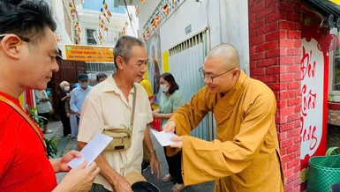 Đại đức Thích Minh Phú chia sẻ với những gia đình khó khăn tại P.Khánh Hội