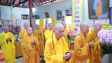 Chư tôn đức thắp hương tưởng niệm Ni trưởng Thích nữ Huyền Huệ tại tổ đình Hải Ấn