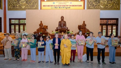 Trưởng lão Hòa thượng Thích Thiện Nhơn trao quà Vu lan tại chùa Quốc Ân Khải Tường