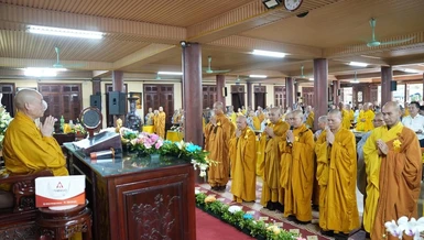  Chư Tăng Ni trong Ban Chức sự và Ban Thị giả đối trước Hòa thượng Đường chủ dâng lời tác bạch hoàn chức sự