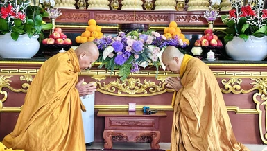 Nhị vị Hòa thượng tác pháp Tự tứ