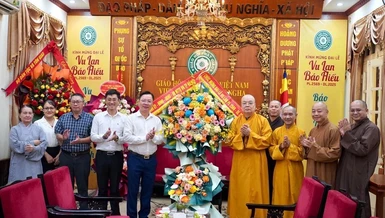 Ông Nguyễn Sỹ Trường tặng hoa chúc mừng chư tôn đức lãnh đạo GHPGVN