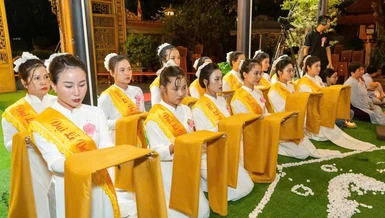 Phật tử chùa Phước Thành dâng pháp y cúng dường chư tôn đức nhân mùa Vu lan - Báo hiếu