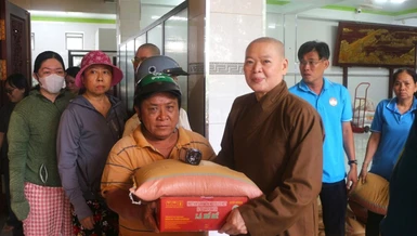 Ni sư Thích nữ Huệ Tuyến, trụ trì chùa Quan Âm trao quà Vu lan đến hộ nghèo tại P.Phú Định
