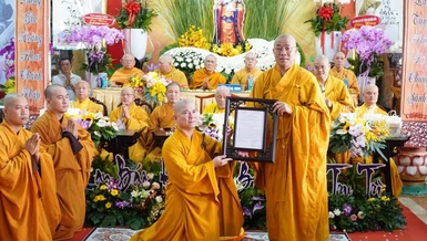 Thượng tọa Thích Quảng Lộc, Phó Trưởng ban Thường trực Ban Trị sự GHPGVN tỉnh trao quyết định bổ nhiệm đến Đại đức Thích Nguyên Hiển