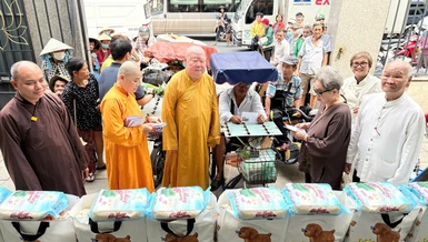 Ban Từ thiện xã hội Báo Giác Ngộ trao 100 phần quà đến người cơ nhỡ, khó khăn