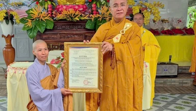 Thượng tọa Thích Quảng Hiền trao quyết định bổ nhiệm đến Sư cô Thích nữ Tuệ Thủy